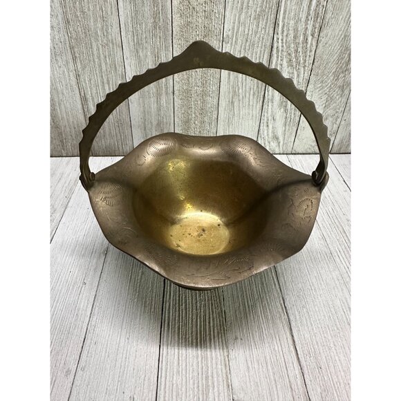 Vintage Solid Brass Basket with Handle Ruffled Scalloped Edge - Made in India - Picture 2 of 8